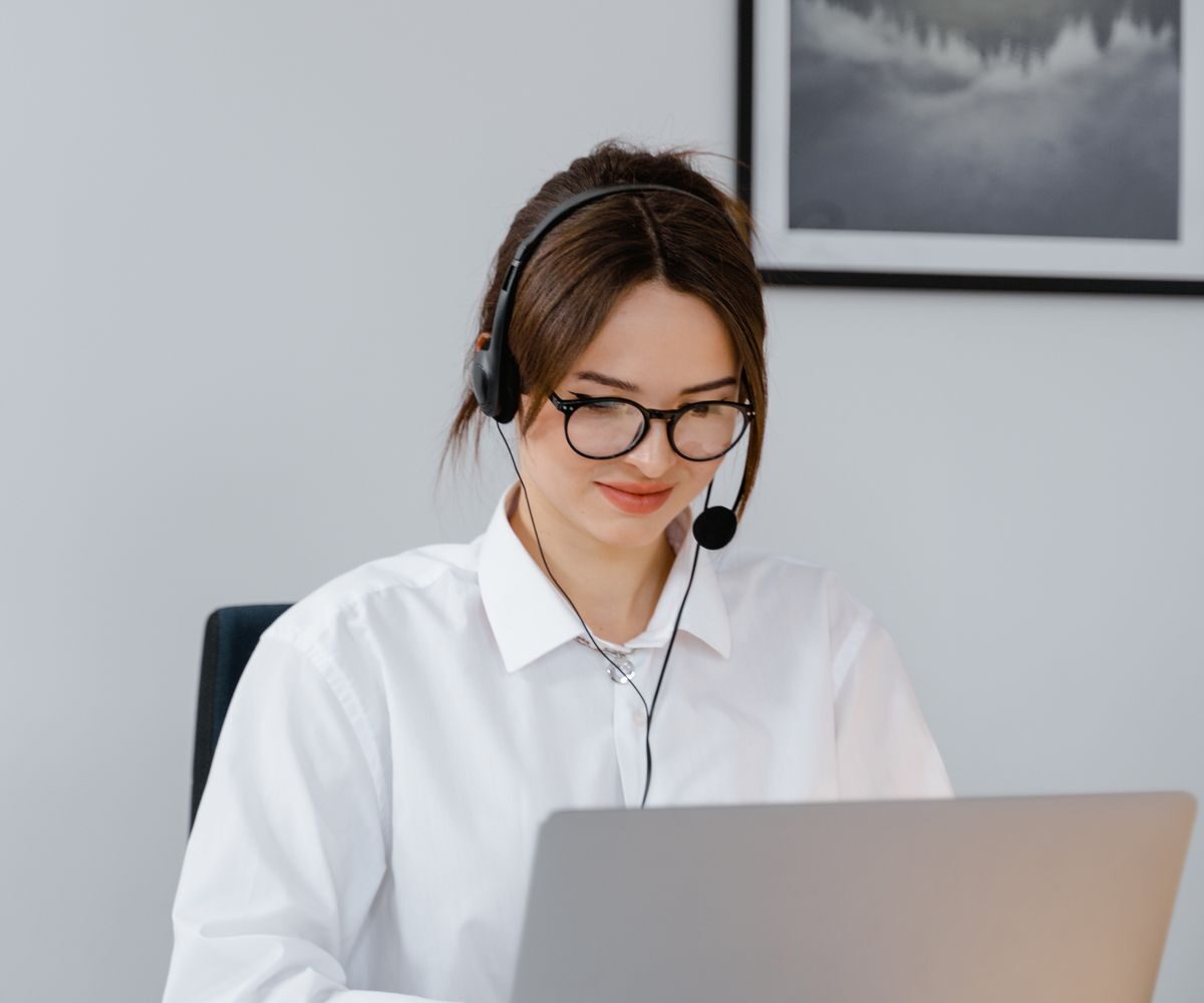 Small business entrepreneur using AI tools on a laptop to automate daily operations