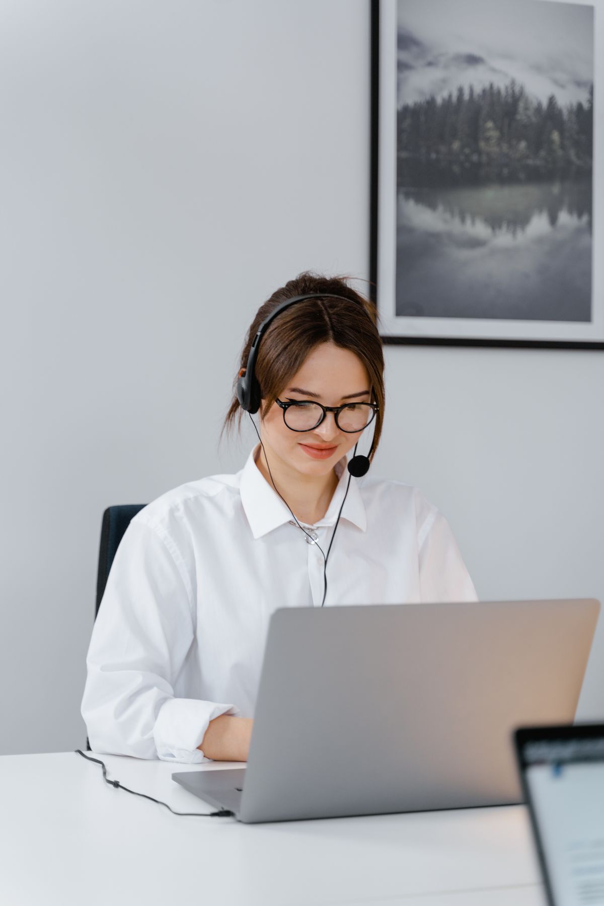 Small business entrepreneur using AI tools on a laptop to automate daily operations