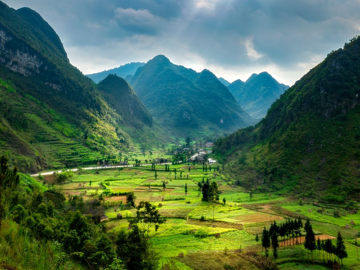 Dehradun valley surrounded by Shivalik hills and lower Himalayas physical features
