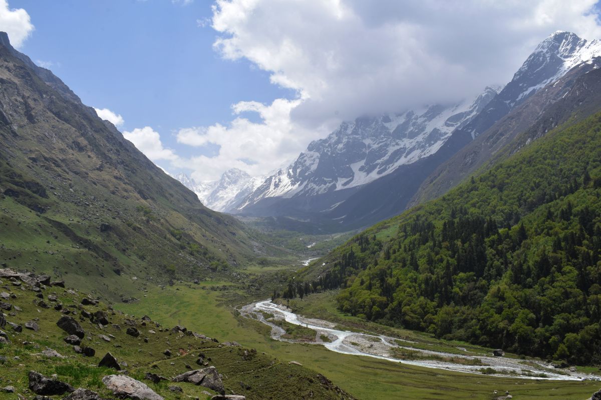 Scenic view of Doon Valley with green meadows and mountains near Dehradun