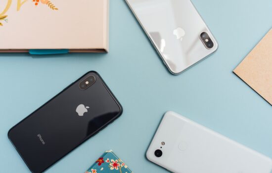 Smartphone comparison iPhone and Samsung flagship phones